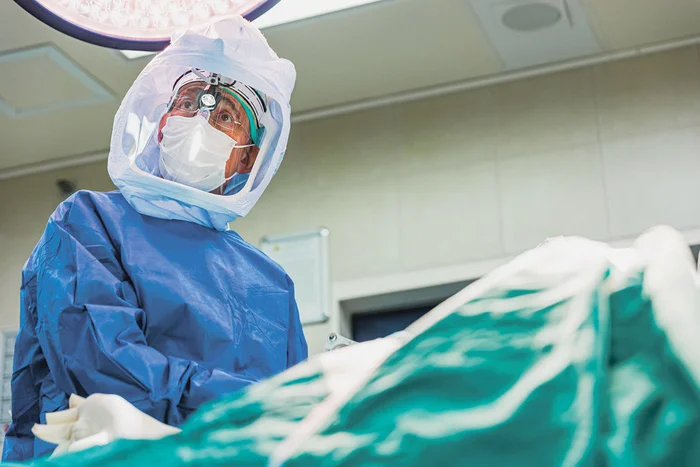 ד"ר דבי רונן ניתוח באמצעות הרובוט האורתופדי באסותא