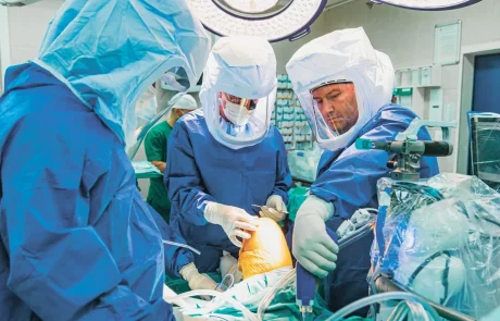 ד"ר דבי רונן – באסותא מרכזים רפואיים על ניתוחי החלפת ברך עם רובוט